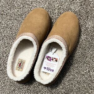 NWT Skechers Tan Suede Slip-On Slippers Size 9